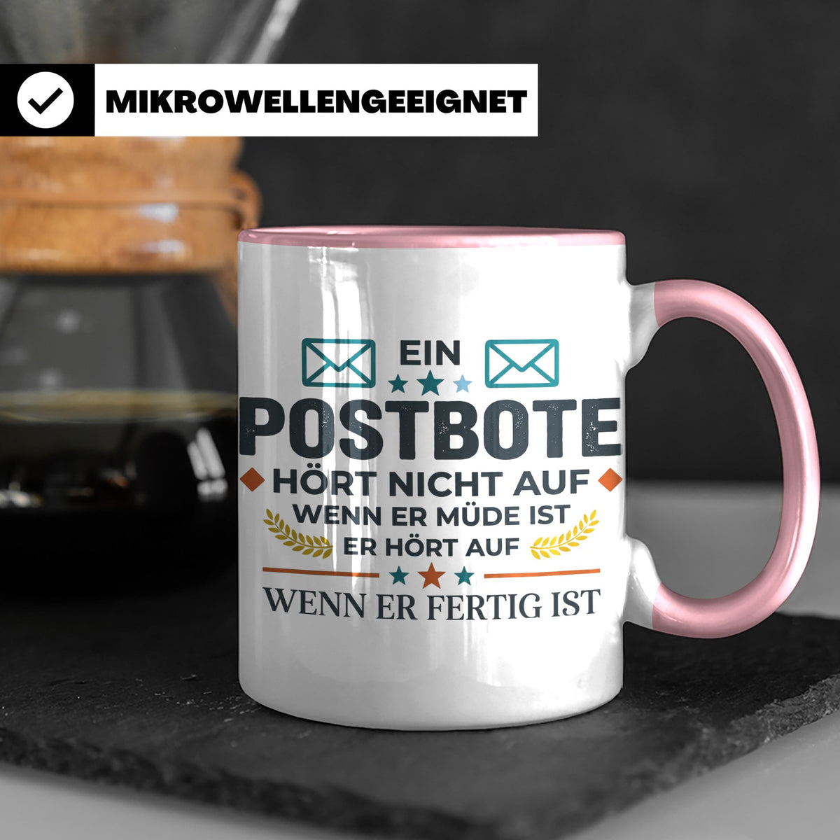 Postbote Tasse mit Spruch "Hört nicht auf wenn er müde ist"  – Rosa [farbe:rosa]