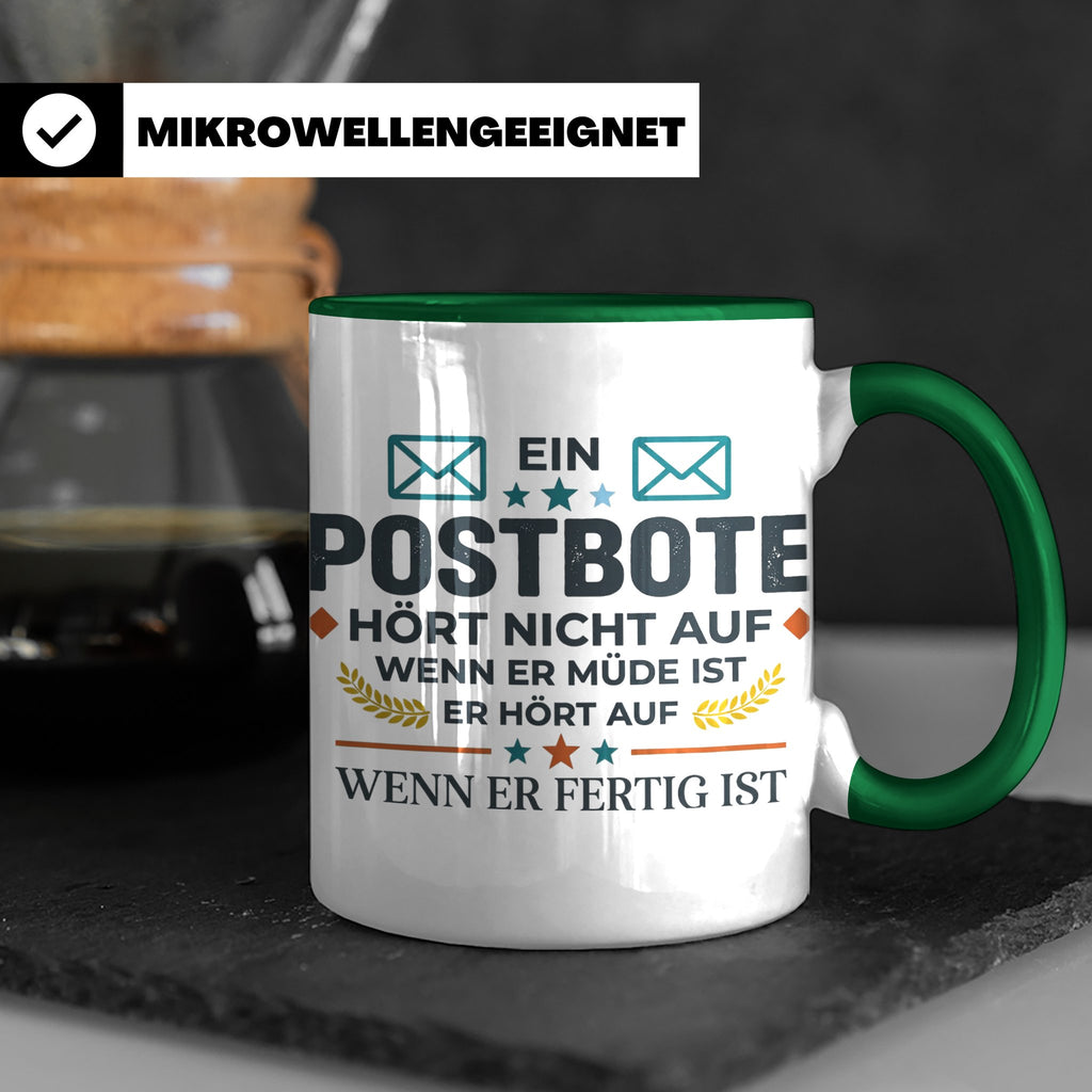 Postbote Tasse mit Spruch "Hört nicht auf wenn er müde ist"  – Grün [farbe:grün]