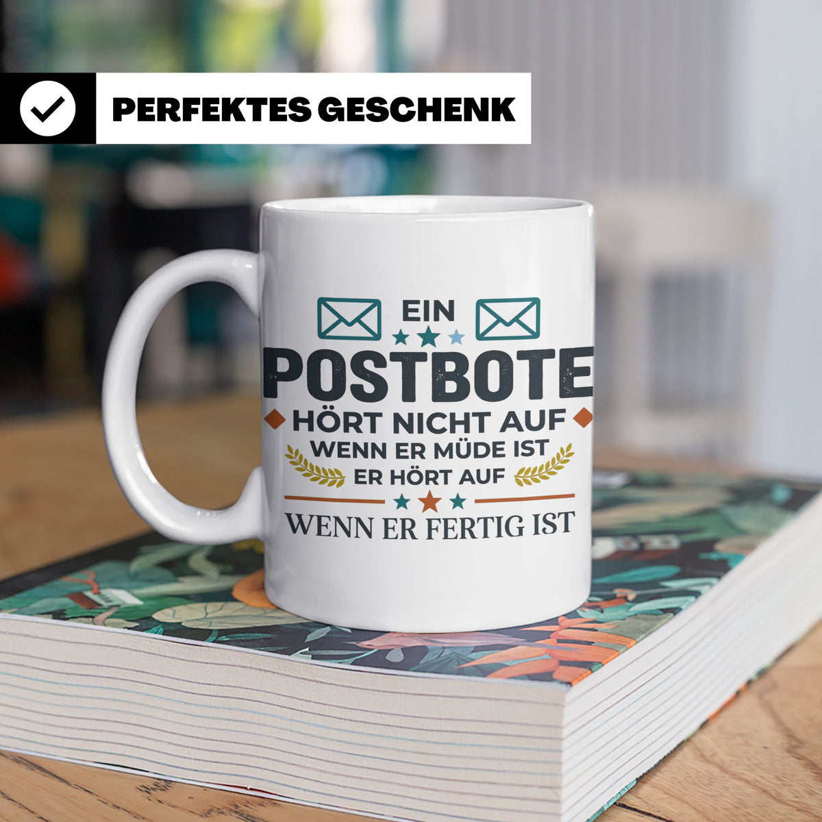 Postbote Tasse mit Spruch "Hört nicht auf wenn er müde ist"  – Weiß [farbe:weiß]