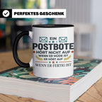 Postbote Tasse mit Spruch "Hört nicht auf wenn er müde ist"  – Schwarz [farbe:schwarz]