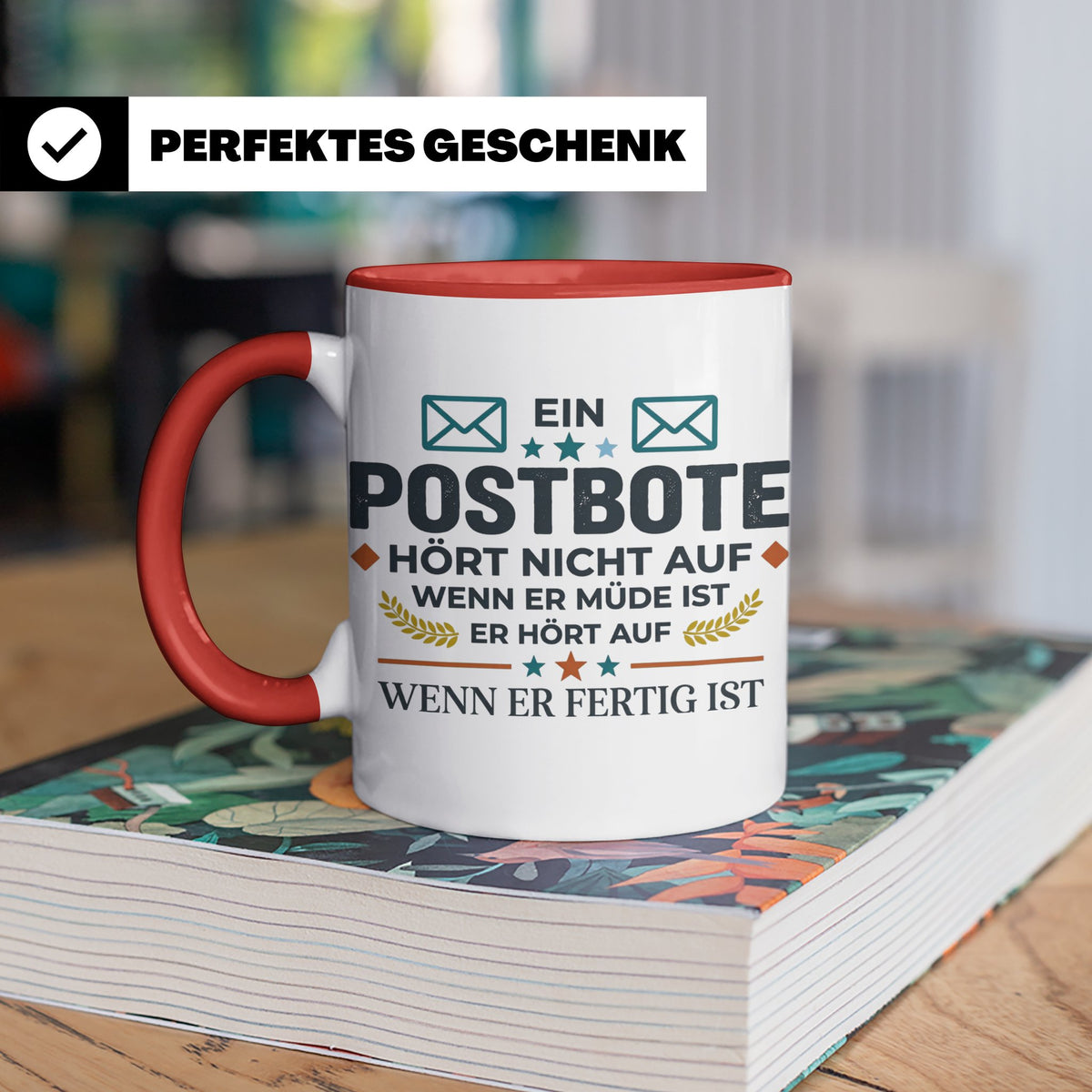 Postbote Tasse mit Spruch "Hört nicht auf wenn er müde ist"  – Rot [farbe:rot]