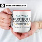 Postbote Tasse mit Spruch "Hört nicht auf wenn er müde ist"  – Rot [farbe:rot]