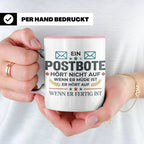 Postbote Tasse mit Spruch "Hört nicht auf wenn er müde ist"  – Rosa [farbe:rosa]