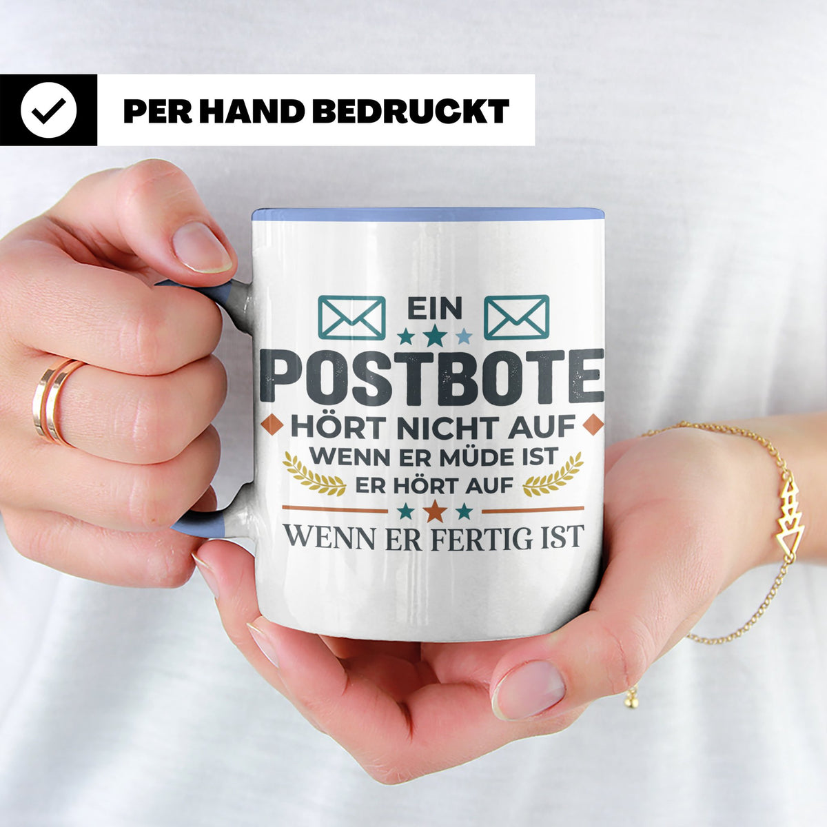 Postbote Tasse mit Spruch "Hört nicht auf wenn er müde ist"  – Blau [farbe:blau]