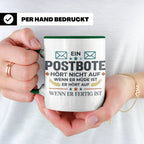 Postbote Tasse mit Spruch "Hört nicht auf wenn er müde ist"  – Grün [farbe:grün]