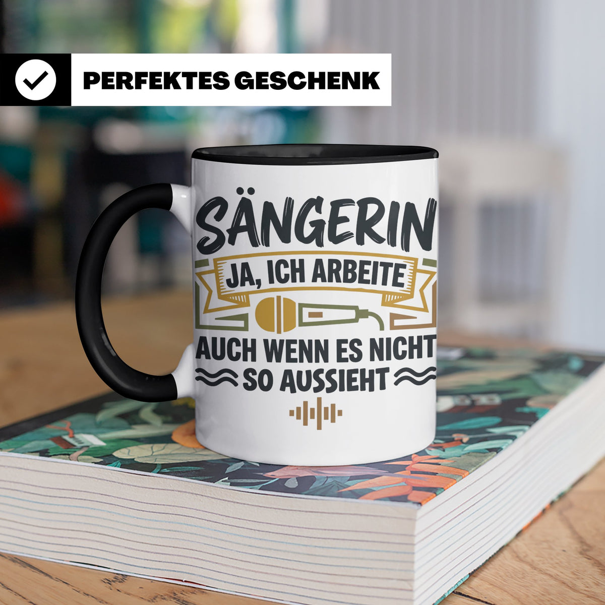 Sängerin Tasse mit Spruch 'Ja ich arbeite' Geschenk für Musi – Schwarz [farbe:schwarz]