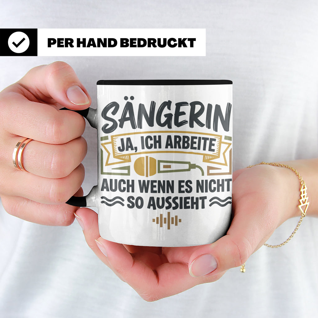 Sängerin Tasse mit Spruch 'Ja ich arbeite' Geschenk für Musi – Schwarz [farbe:schwarz]
