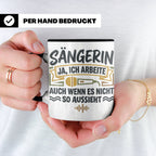 Sängerin Tasse mit Spruch 'Ja ich arbeite' Geschenk für Musi – Schwarz [farbe:schwarz]