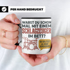 Schlagzeuger Tasse mit Spruch Warst du im Bett, Drummer Gesc – Schwarz [farbe:schwarz]