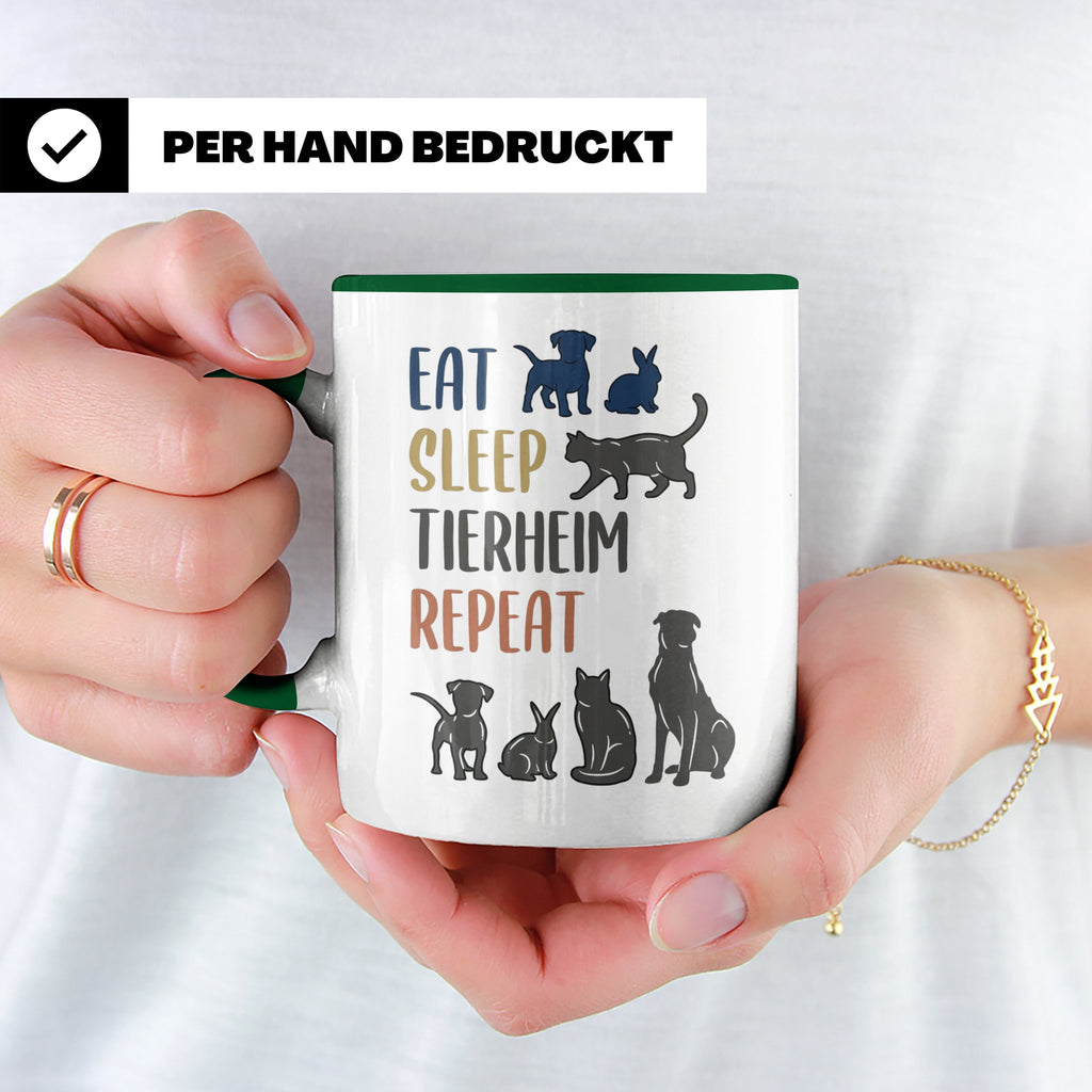 Tierheim Tasse mit Spruch Eat Sleep Repeat. Geschenk für Tie – Grün [farbe:grün]