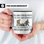 Lustige Tasse Arbeit Spruch Zu jung für Rente zu arm zum Kün – Schwarz [farbe:schwarz]