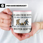 Lustige Tasse Arbeit Spruch Zu jung für Rente zu arm zum Kün – Rosa [farbe:rosa]