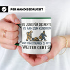 Lustige Tasse Arbeit Spruch Zu jung für Rente zu arm zum Kün – Grün [farbe:grün]