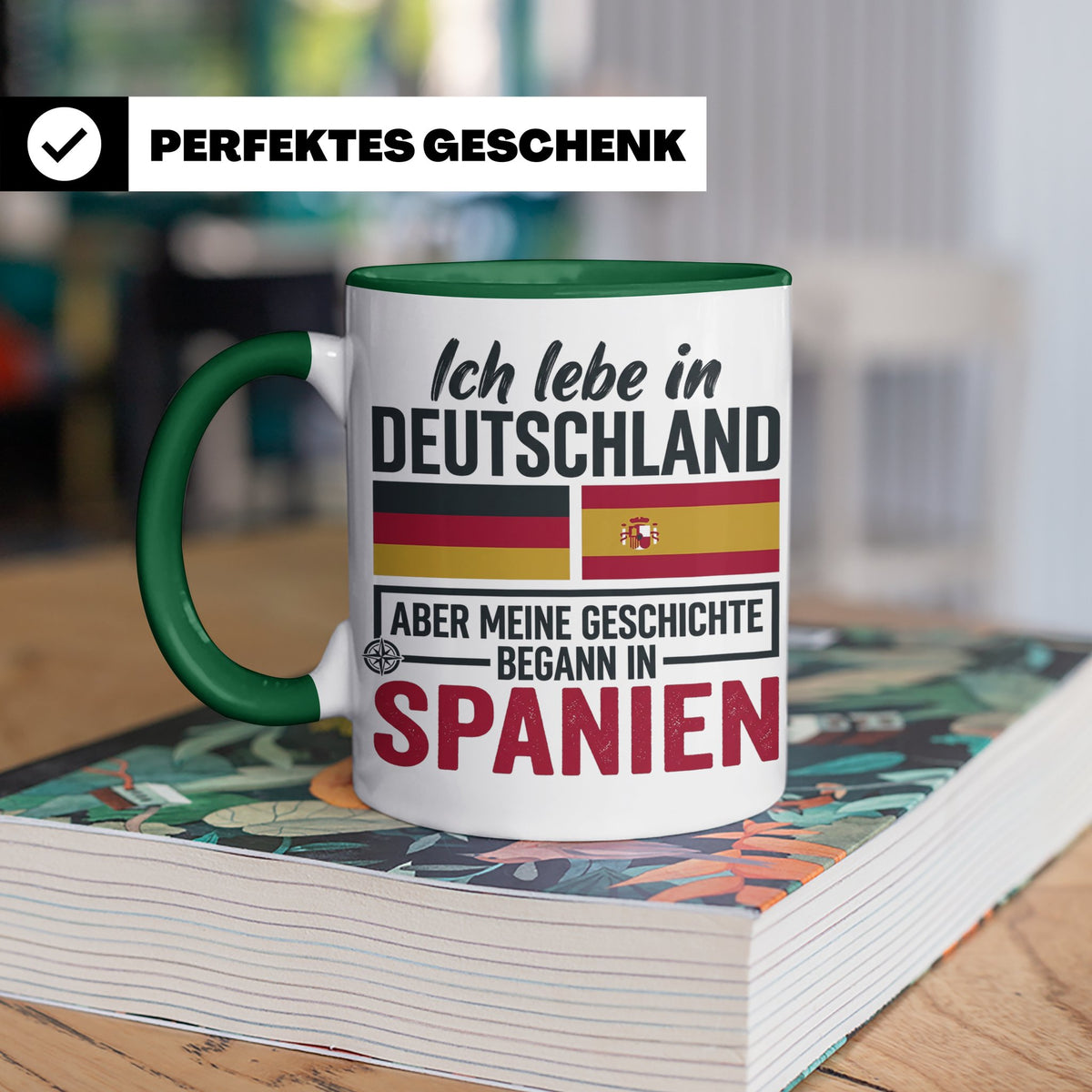 Spanier in Deutschland Tasse mit Spruch & Flagge. Geschenk f – Grün [farbe:grün]