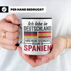Spanier in Deutschland Tasse mit Spruch & Flagge. Geschenk f – Schwarz [farbe:schwarz]