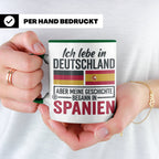 Spanier in Deutschland Tasse mit Spruch & Flagge. Geschenk f – Grün [farbe:grün]