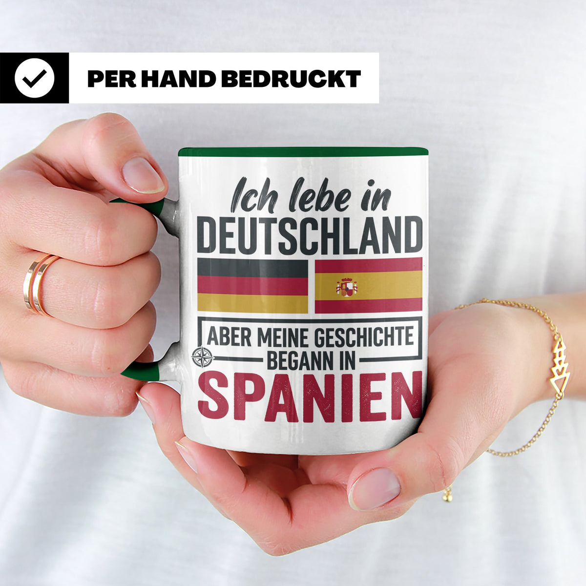 Spanier in Deutschland Tasse mit Spruch & Flagge. Geschenk f – Grün [farbe:grün]