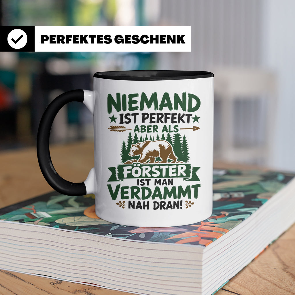 Förster Tasse mit Spruch Niemand ist perfekt & Bär Motiv | G – Schwarz [farbe:schwarz]