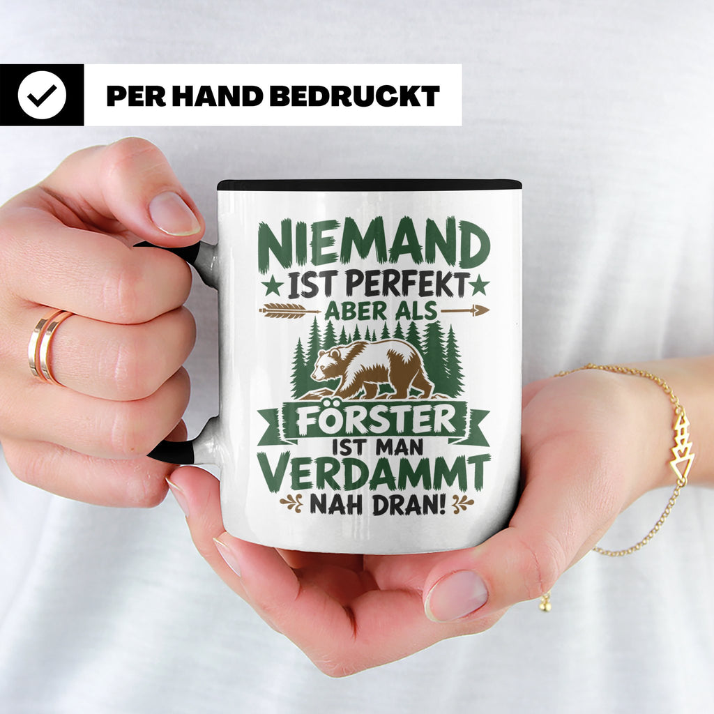 Förster Tasse mit Spruch Niemand ist perfekt & Bär Motiv | G – Schwarz [farbe:schwarz]