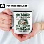 Förster Tasse mit Spruch Niemand ist perfekt & Bär Motiv | G – Schwarz [farbe:schwarz]
