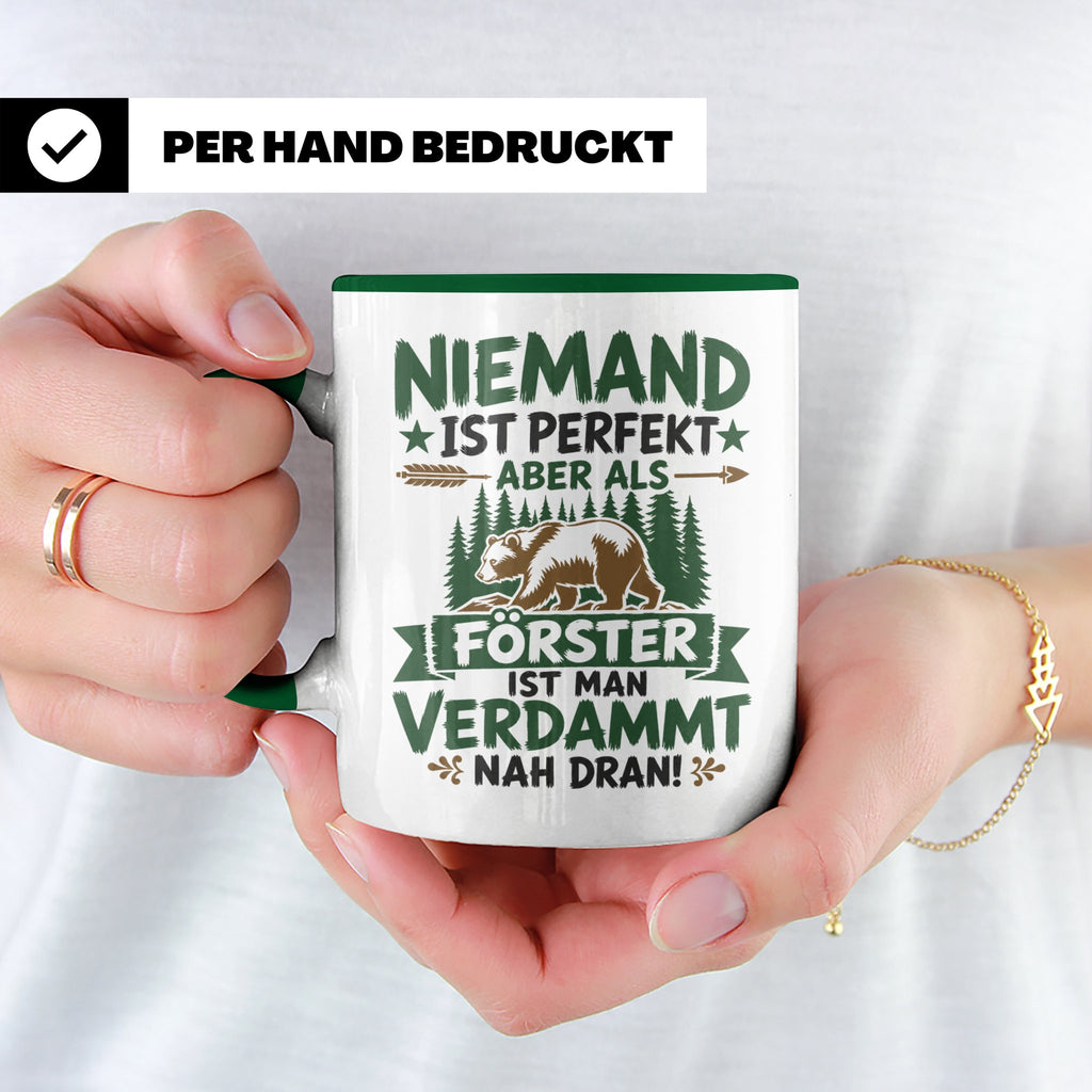 Förster Tasse mit Spruch Niemand ist perfekt & Bär Motiv | G – Grün [farbe:grün]