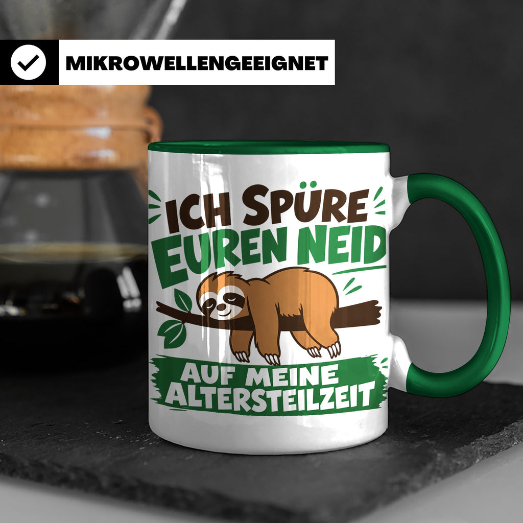 Altersteilzeit Tasse mit Faultier & Spruch Ich spüre euren N – Grün [farbe:grün]
