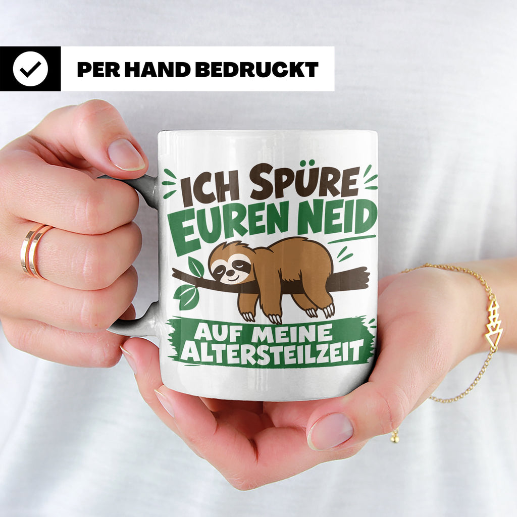 Altersteilzeit Tasse mit Faultier & Spruch Ich spüre euren N – Weiß [farbe:weiß]