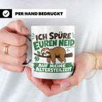 Altersteilzeit Tasse mit Faultier & Spruch Ich spüre euren N – Weiß [farbe:weiß]