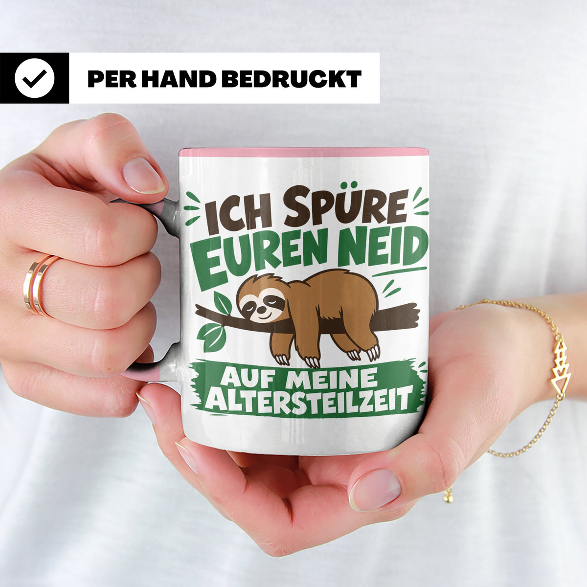 Altersteilzeit Tasse mit Faultier & Spruch Ich spüre euren N – Rosa [farbe:rosa]