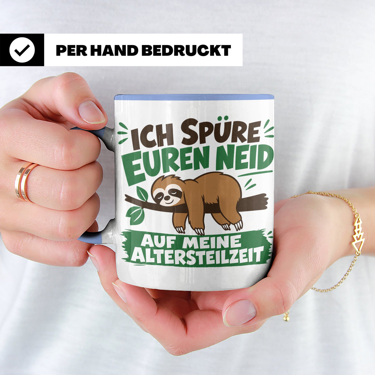 Altersteilzeit Tasse mit Faultier & Spruch Ich spüre euren N – Blau [farbe:blau]