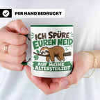 Altersteilzeit Tasse mit Faultier & Spruch Ich spüre euren N – Grün [farbe:grün]