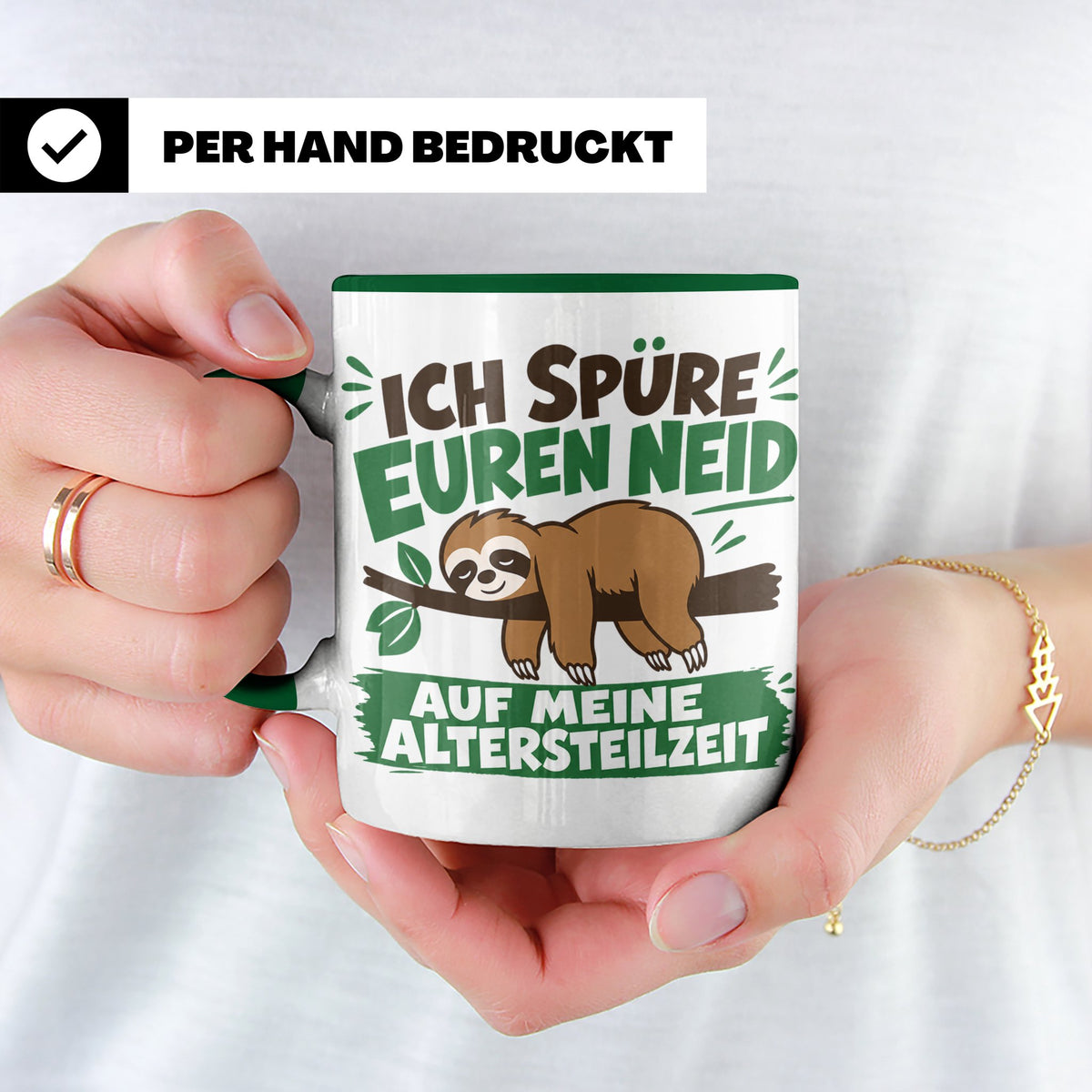 Altersteilzeit Tasse mit Faultier & Spruch Ich spüre euren N – Grün [farbe:grün]