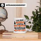 Hausmeister Tasse mit Spruch Leg dich niemals an | Geschenk  – Weiß [farbe:weiß]