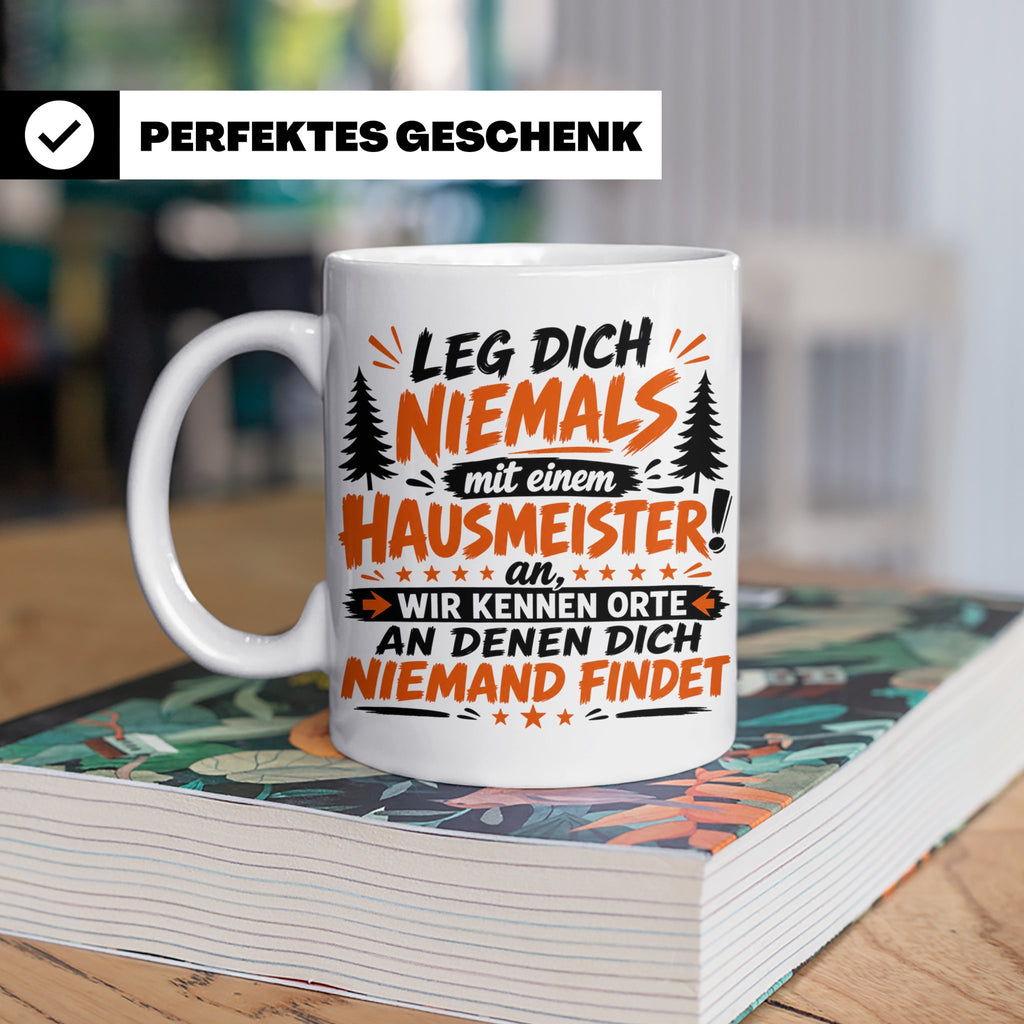 Hausmeister Tasse mit Spruch Leg dich niemals an | Geschenk  – Weiß [farbe:weiß]