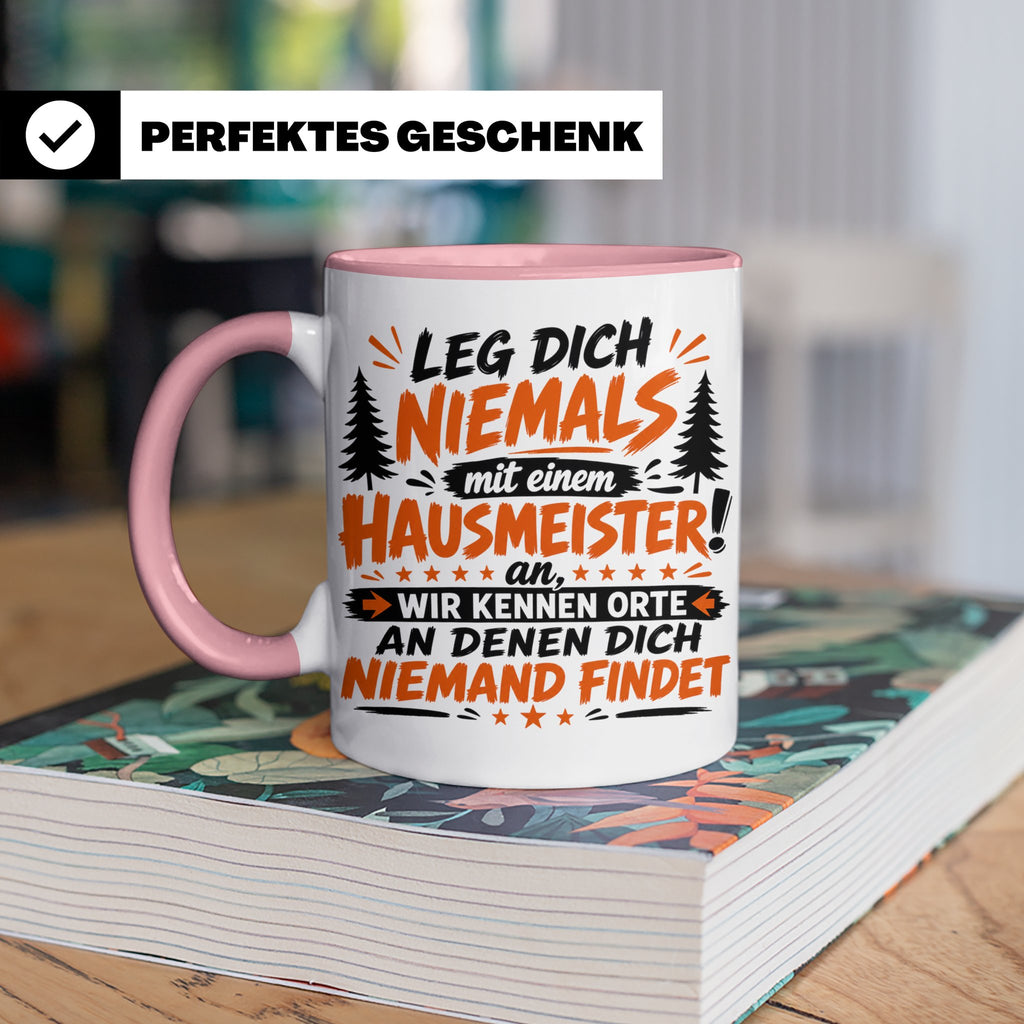 Hausmeister Tasse mit Spruch Leg dich niemals an | Geschenk  – Rosa [farbe:rosa]