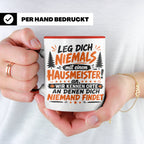 Hausmeister Tasse mit Spruch Leg dich niemals an | Geschenk  – Rot [farbe:rot]