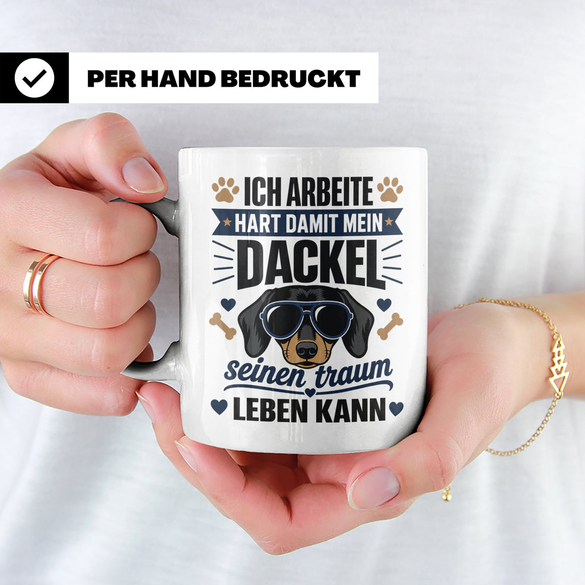 Dackel Tasse mit Spruch Ich arbeite hart damit mein Dackel.. – Weiß [farbe:weiß]