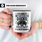Dackel Tasse mit Spruch Ich arbeite hart damit mein Dackel.. – Schwarz [farbe:schwarz]