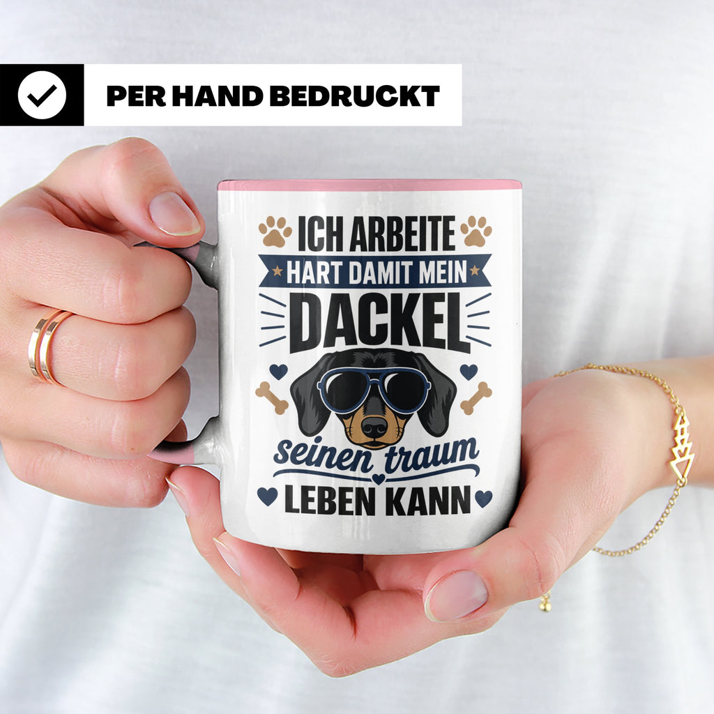 Dackel Tasse mit Spruch Ich arbeite hart damit mein Dackel.. – Rosa [farbe:rosa]