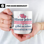 Mutter Tasse mit Spruch 'Hinter jedem glücklichen Kind', Ges – Weiß [farbe:weiß]