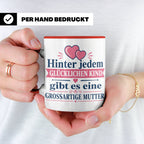 Mutter Tasse mit Spruch 'Hinter jedem glücklichen Kind', Ges – Rot [farbe:rot]