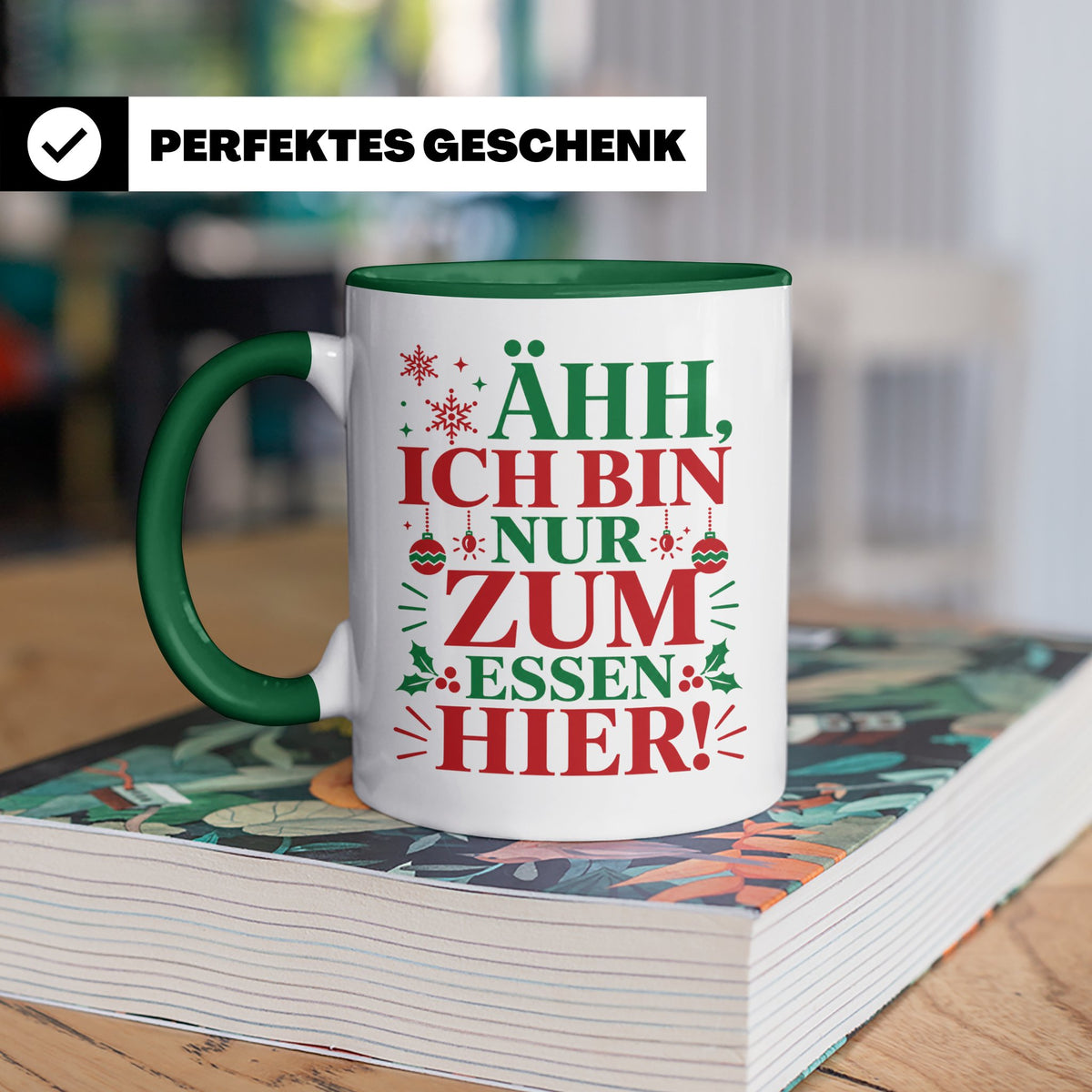 Weihnachtstasse mit Spruch 'Ähh ich bin nur zum Essen hier'  – Grün [farbe:grün]