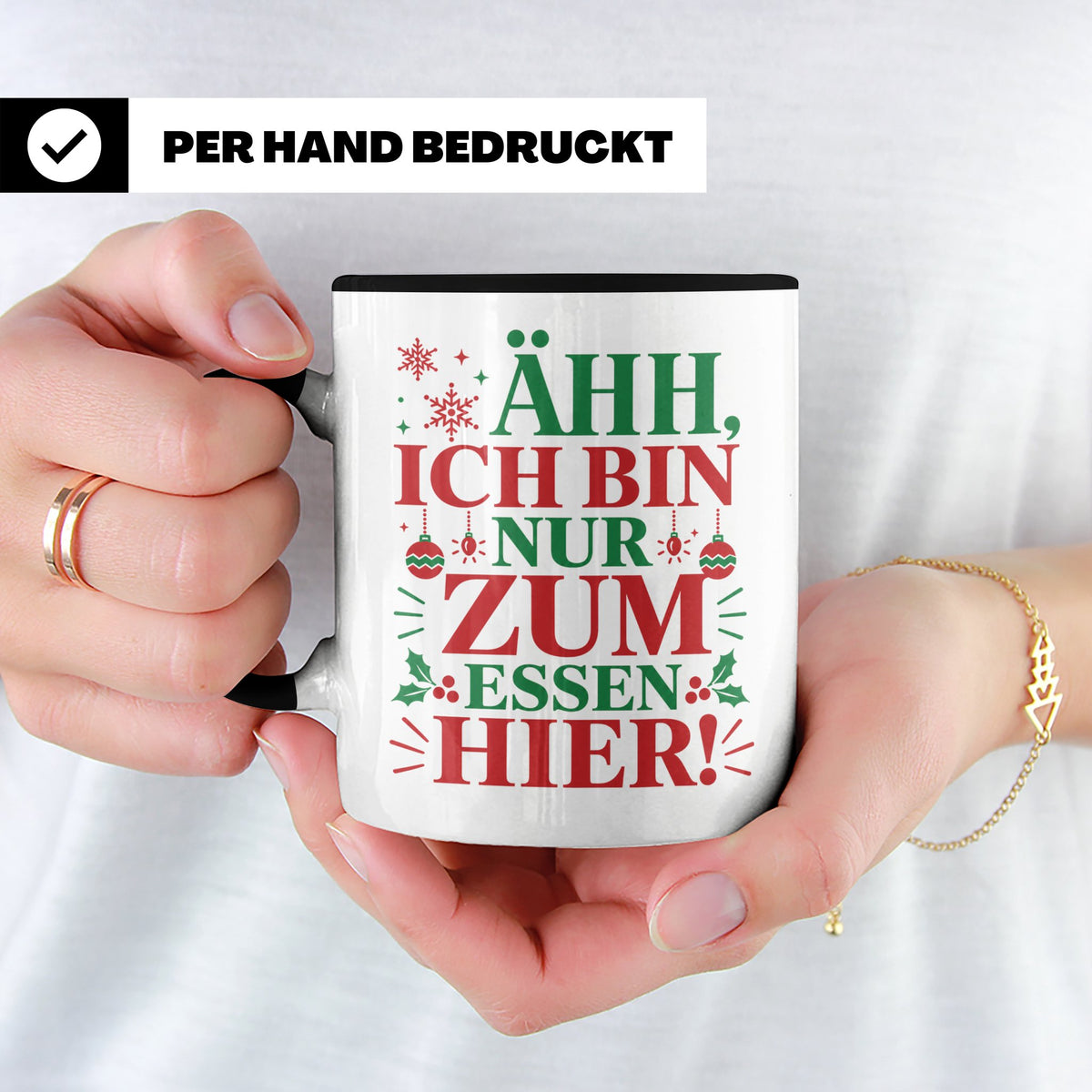 Weihnachtstasse mit Spruch 'Ähh ich bin nur zum Essen hier'  – Schwarz [farbe:schwarz]