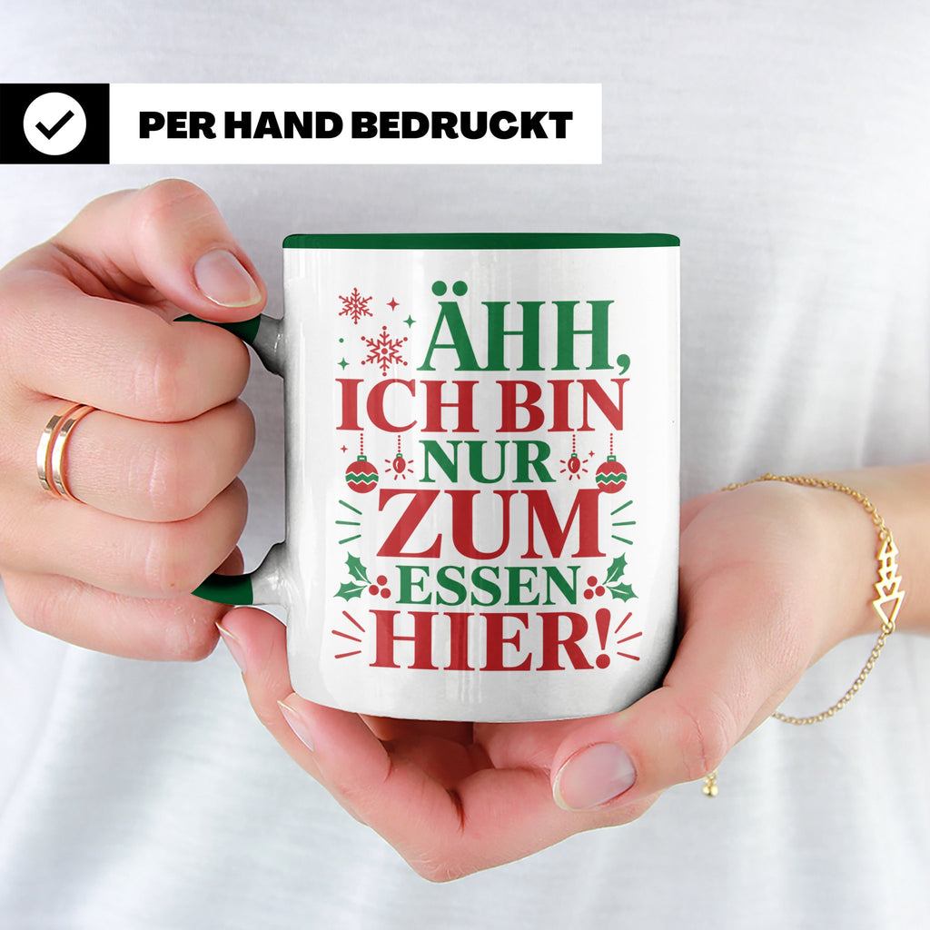 Weihnachtstasse mit Spruch 'Ähh ich bin nur zum Essen hier'  – Grün [farbe:grün]