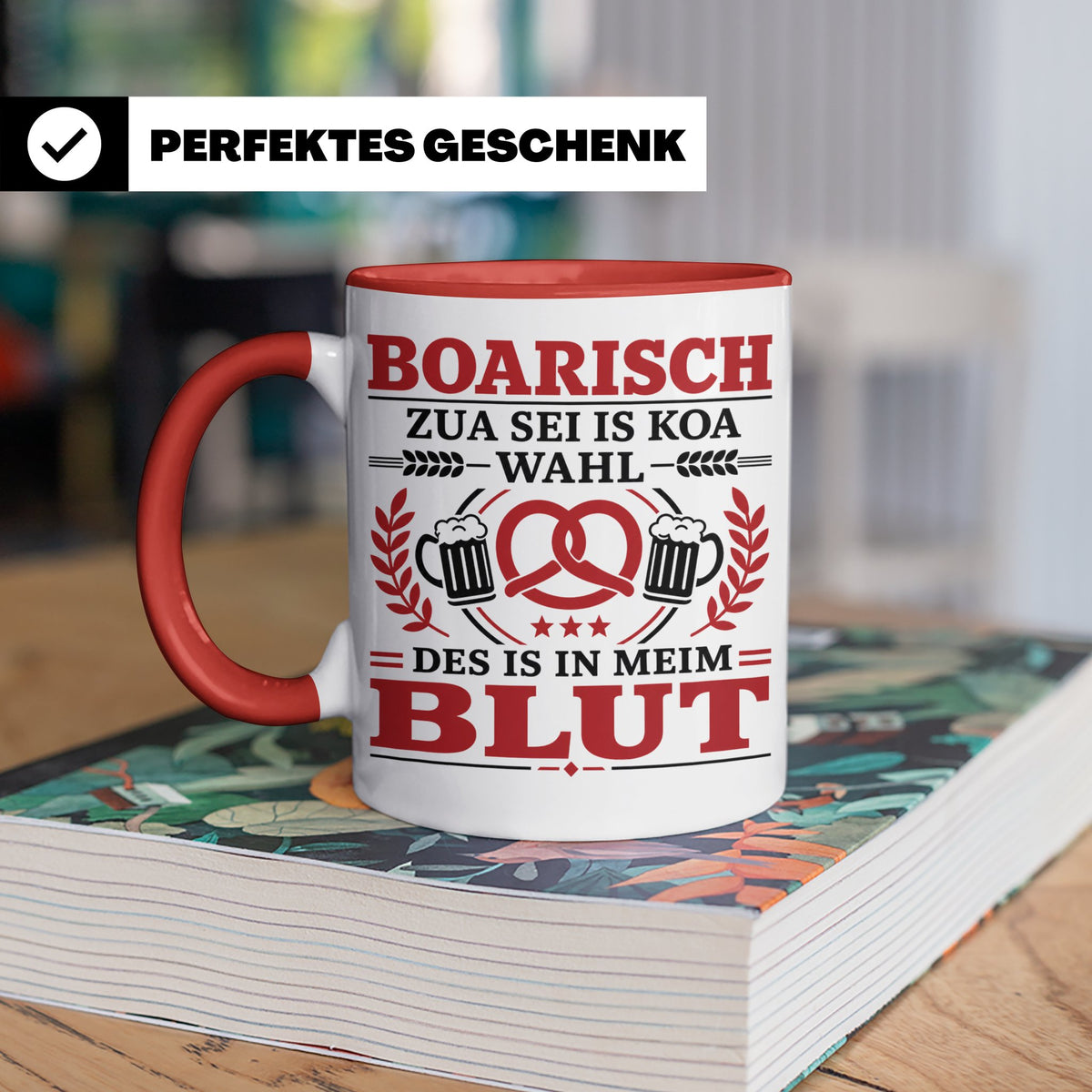 Boarisch Tasse mit Spruch Des is in meim Blut lustige Bayeri – Rot [farbe:rot]