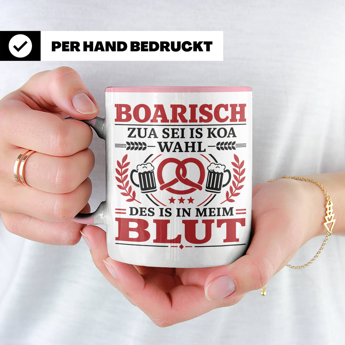 Boarisch Tasse mit Spruch Des is in meim Blut lustige Bayeri – Rosa [farbe:rosa]