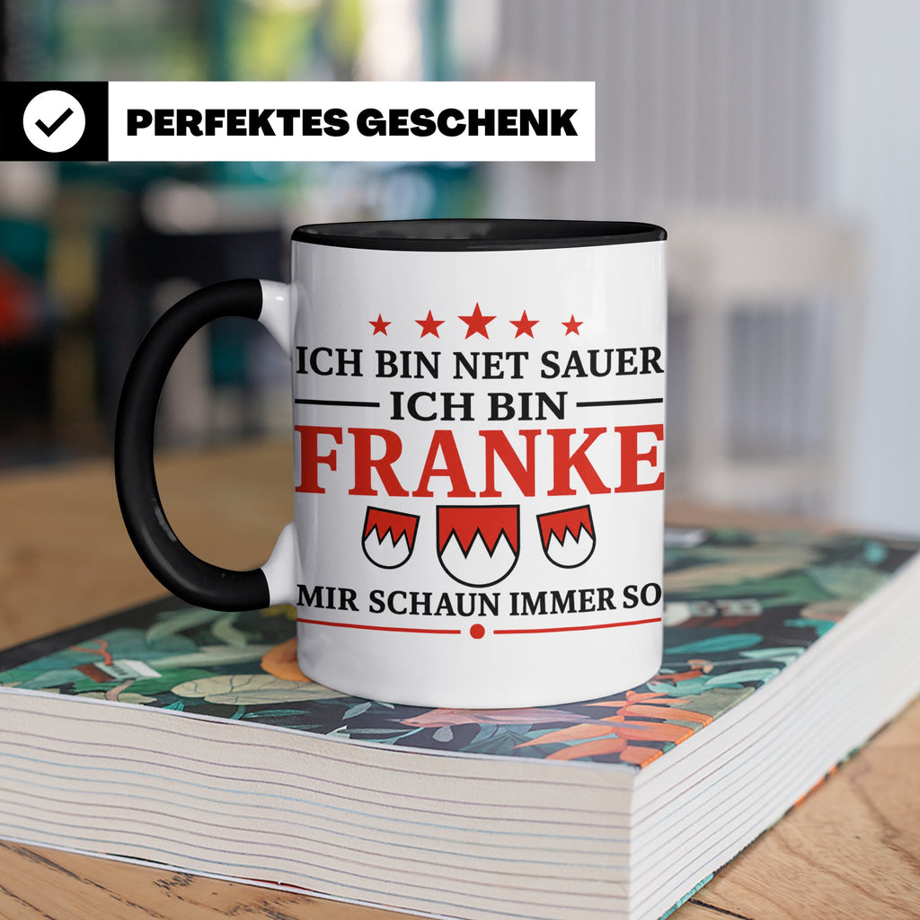 Franke Tasse mit Spruch Ich bin net sauer | Geschenk für Fra – Schwarz [farbe:schwarz]