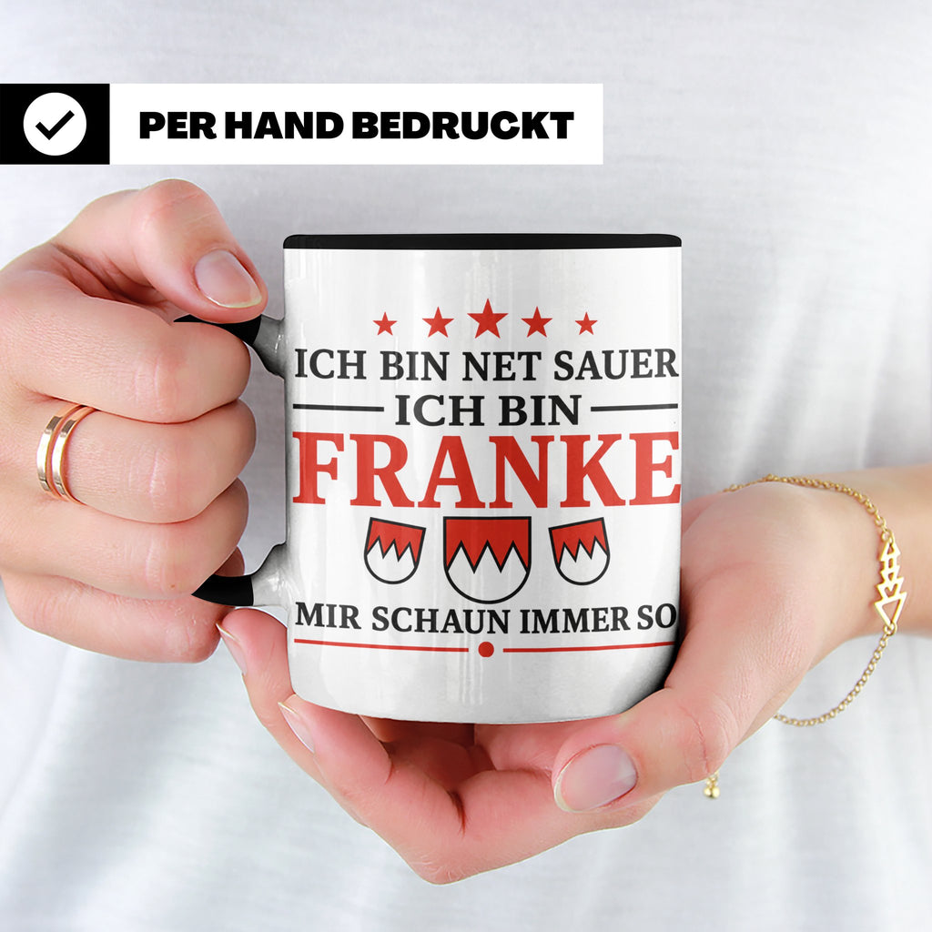 Franke Tasse mit Spruch Ich bin net sauer | Geschenk für Fra – Schwarz [farbe:schwarz]