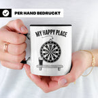 Dart Tasse My Happy Place Spruch für Dartspieler & Fans Kaff – Schwarz [farbe:schwarz]