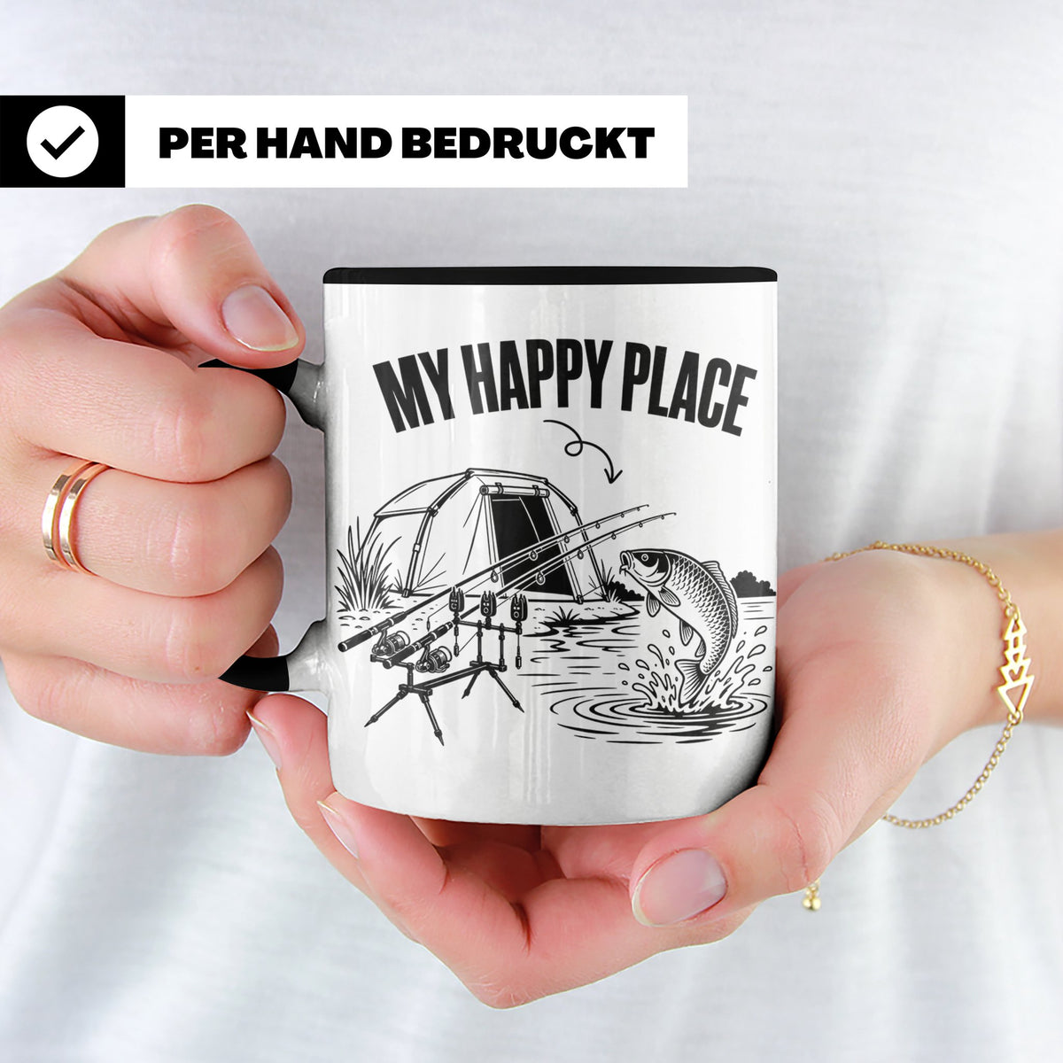 Karpfenangler Tasse My Happy Place Spruch Geschenk für Angle – Schwarz [farbe:schwarz]